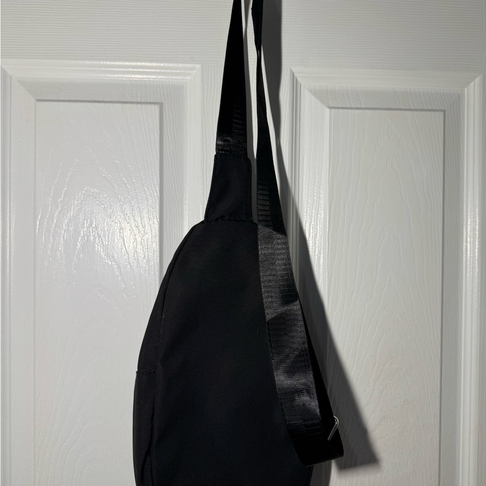 Source Unknown Black Quilted Crossbody Sling Bag with Gold Hardware - Picture 3 of 3